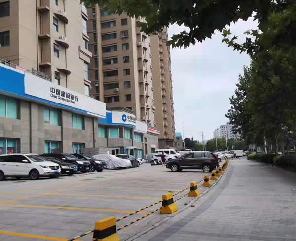 青島城陽街道建設(shè)銀行停車位劃線已完工