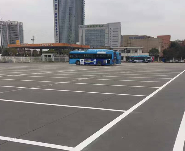 青島高新區(qū)公交停車場地面停車位劃線完工