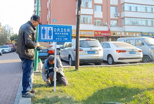 青島標(biāo)識(shí)牌小編認(rèn)為，除了人們的文明素質(zhì)問題，這里缺少公共廁所的交通標(biāo)志牌指引也是其中一個(gè)重要原因