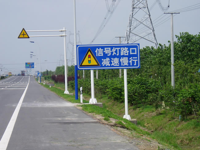 青島標(biāo)識(shí)牌小編將在繼續(xù)進(jìn)行解釋交通標(biāo)識(shí)牌的顏色和形狀類別