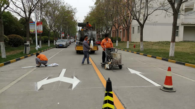 青島劃線(xiàn)中使用的的道路劃線(xiàn)涂料與瀝青和混凝土的粘合性能同樣良好