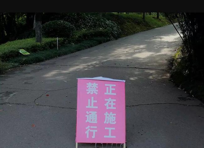 青島劃線施工人員開始對(duì)施工位置進(jìn)行清潔、定位打點(diǎn)、打直線