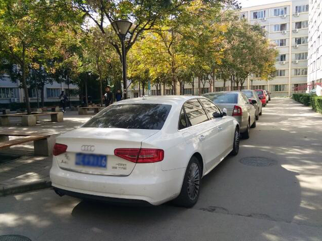 我們青島劃線施工人員，對校園道路交通標(biāo)識和停車區(qū)域進(jìn)行了整體規(guī)劃