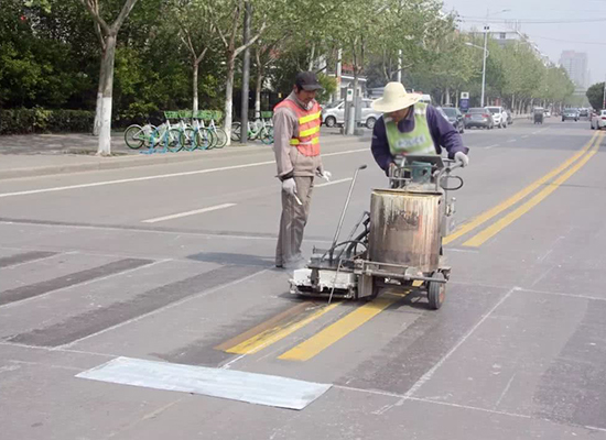 青島劃線公司告訴你們看似簡單的道路劃線也有好幾道復(fù)雜的工序哦