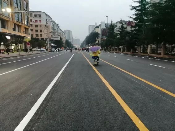 我們青島劃線施工人員用高壓水龍頭槍沖洗