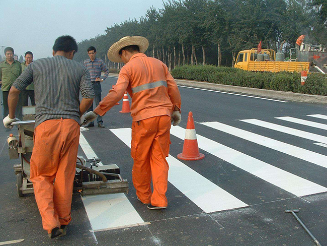 道路標線漆和普通油漆有什么區(qū)別?青島劃線小編來為大家講解一下