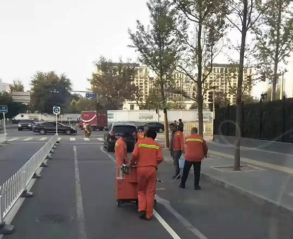 青島中躍交通承接膠東鎮(zhèn)劃線工作進(jìn)行中