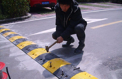 青島減速帶小編帶大家一起來了解一下減速帶在哪些場所的應(yīng)用