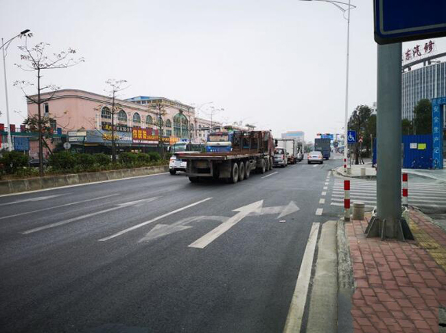 我們青島劃線部門在接待電話之后，組織道路劃線施工隊(duì)對城區(qū)域內(nèi)開展道路交通標(biāo)識(shí)線劃線工作