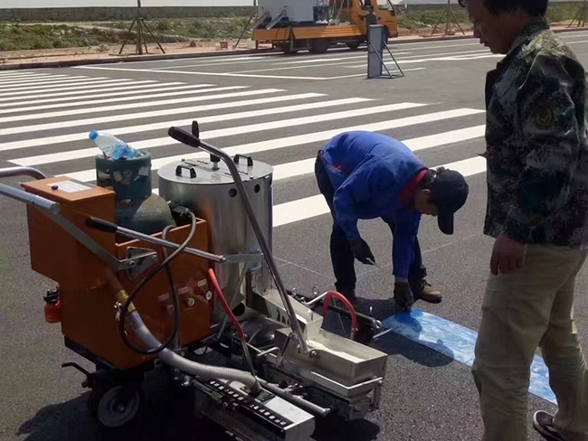 下面青島劃線小編介紹交通劃線機(jī)的三個(gè)組成部分
