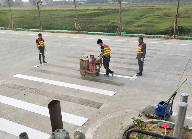 該道路主路副路我們青島劃線部門已竣工通車