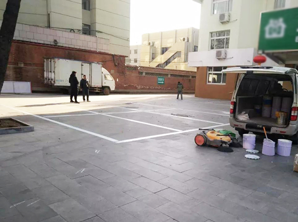 青島劃線部門結(jié)合當?shù)氐穆访媲闆r，把車位設(shè)計采用疊式，更大程度地利用到了昔日空閑的地面