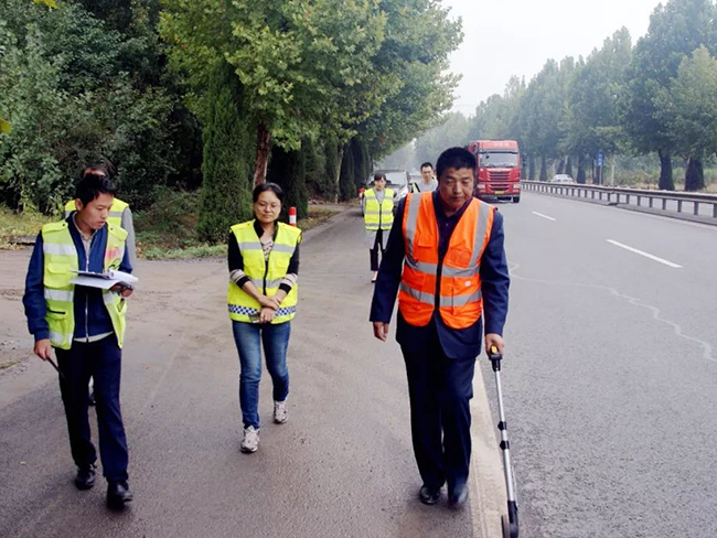驗(yàn)收組要求我們青島劃線施工單位立即安排人員進(jìn)行整改