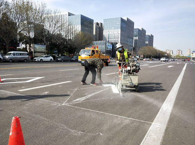 選擇停車場劃線施工團(tuán)隊要看哪些方面？青島劃線小編總結(jié)的幾點(diǎn)建議