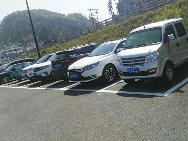 我們青島劃線部門(mén)對(duì)實(shí)驗(yàn)幼兒園門(mén)口和門(mén)頭房等路段施劃小車、摩托車、電動(dòng)車停車位，解決亂停車劃線規(guī)范的問(wèn)題