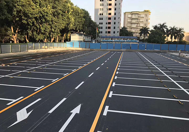 同時青島交通劃線中按照日常使用主次情況，分為主標志和輔助標志。