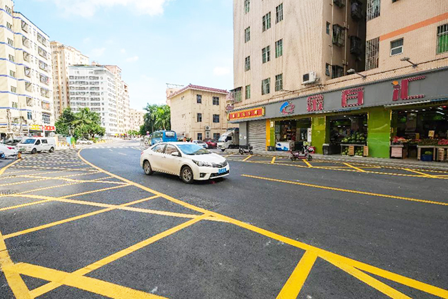 在施工中，我們青島劃線主要負(fù)責(zé)人多次到現(xiàn)場協(xié)調(diào)、督促工程項目進展情況