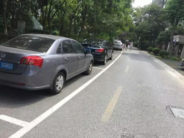 青島劃線工程部馬上為康德居小區(qū)停車區(qū)域進(jìn)行規(guī)劃，重新劃線