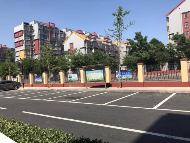 青島劃線施工隊已經(jīng)完成該小區(qū)全部劃線工作，同時該小區(qū)，重建停車場4個，劃分規(guī)范車位近600余個，新增車位300余個