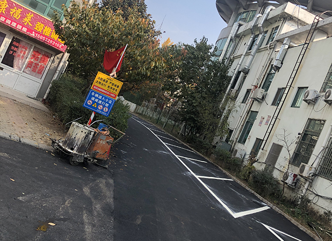 在我們青島劃線技術(shù)員工的溝通下，我們?yōu)樵撔^(qū)規(guī)劃了600個車位的劃線位置