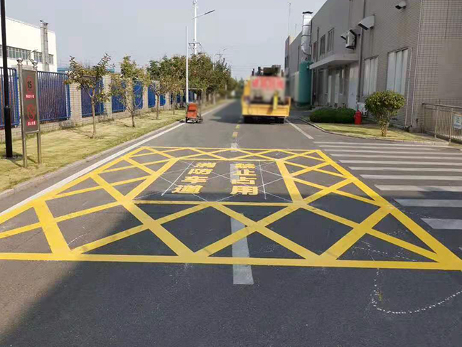 我們安排了資深的青島劃線團隊進行前往現(xiàn)場開展要道劃線工作