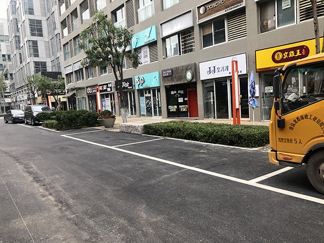 經(jīng)過(guò)我們青島劃線整個(gè)團(tuán)隊(duì)這周緊張施工后，今天我們完成了小區(qū)車位全部劃線工作