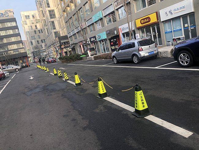 萬科廣告產業(yè)園塑料方錐與停車劃線完工