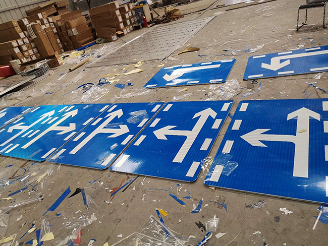 景區(qū)標(biāo)識標(biāo)牌安裝施工正在加緊進(jìn)行...