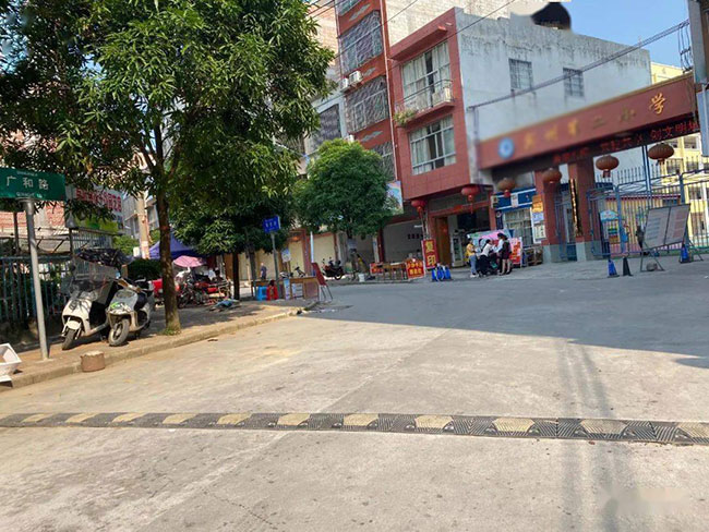 惜福鎮(zhèn)小學(xué)門口安裝減速帶，鋪就“平安路”