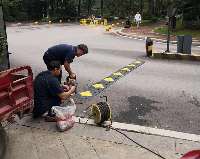 青島中躍交通為小區(qū)安裝減速帶，讓市民出行更